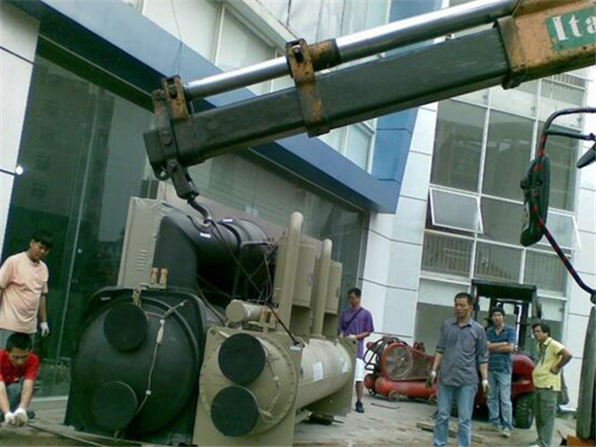 天宁区随车吊和汽车吊的核心区别是什么？哪种更省钱？